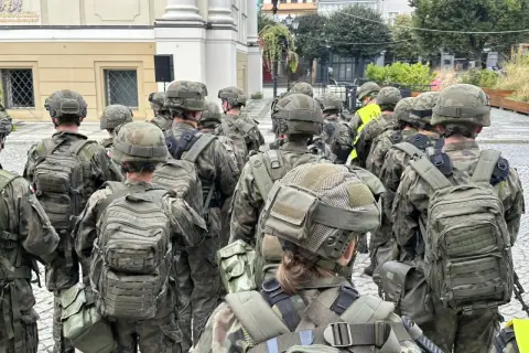 Żołnierze w mundurach i z plecakami stoją w szyku. Zastanawiasz się, ile zarabia podporucznik?