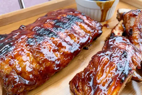 Délicieux ribs de porc laqués, prêts à être dégustés. Le temps de cuisson ribs parfait pour cette texture tendre et caramélisée.