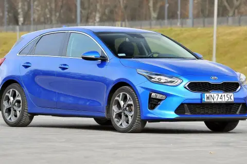Niebieski Kia Ceed 1.4 benzyna na parkingu.