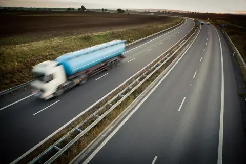 Ciężarówka z cysterną pędzi autostradą, być może omijając zakazy jazdy w Niemczech.