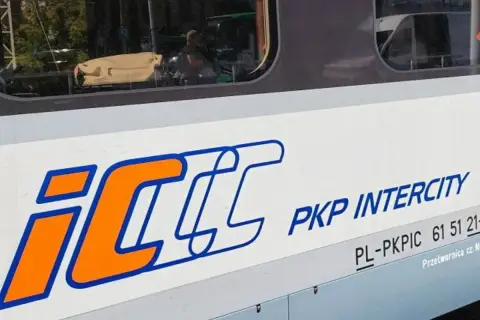 PKP Intercity. Zastanawiasz się, ile kosztuje dopłata do biletu u konduktora? Sprawdź na stronie przewoźnika.