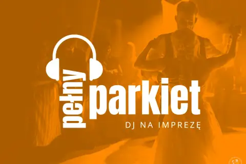 DJ na weselu, który rozkręci każdy parkiet. Para młoda tańczy, a w tle widać gości.