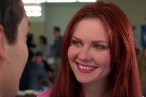 Mary Jane Watson, część obsady Niesamowitego Spider-Mana, uśmiecha się ciepło.