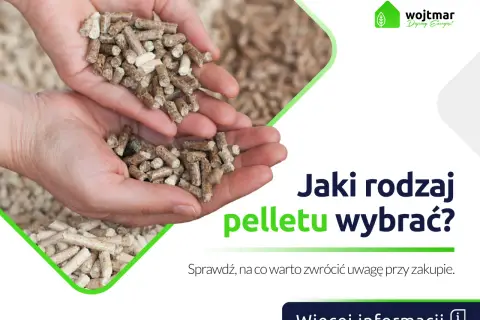Dłonie trzymają pellet, który ma wysoką pellet wartość opałową. Dowiedz się, jaki rodzaj pelletu wybrać.