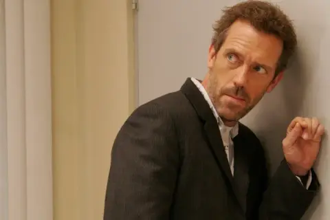 Dr. House, z charakterystycznym spojrzeniem, zastanawia się nad kolejnym przypadkiem. Ile sezonów serialu czeka na widzów?