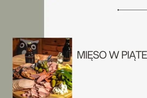 Talerz wędlin i mięs z ogórkami i papryką, obok butelka piwa. Czy jedzenie mięsa w piątek to grzech?