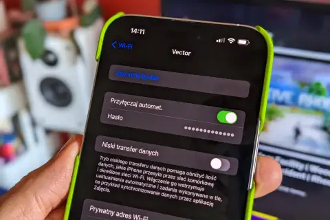 Ekran iPhone'a pokazuje ustawienia Wi-Fi. Widzimy opcję "Zapomnij tę sieć" i pole "Hasło", co może pomóc w sytuacji, gdy zastanawiasz się, jak odzyskać hasło do Wi-Fi.