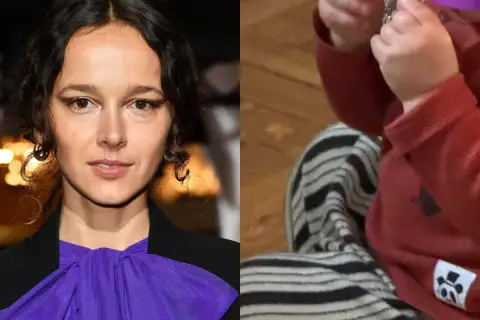 Monika Brodka z dziećmi. Artystka w fioletowej kokardzie obok malucha w czerwonym sweterku i pasiastych spodniach.