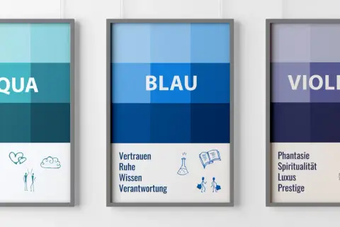 Drei gerahmte Bilder zeigen Farbverläufe in Blau- und Violetttönen. Das mittlere Bild ist mit "BLAU" beschriftet und symbolisiert Vertrauen und Wissen.