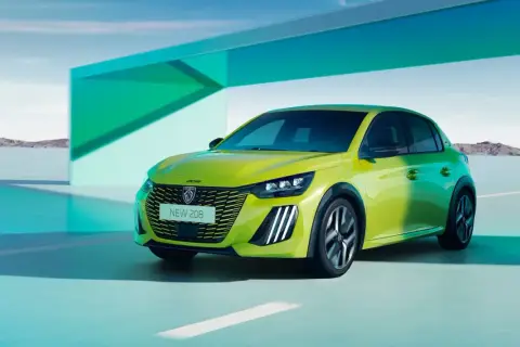 Nowe samochody do 70 tys. zł: jaskrawozielony Peugeot 208 na tle nowoczesnej architektury i krajobrazu.