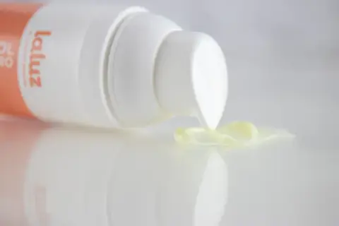 Crema con retinol puro de La Luz, ideal para rejuvenecer tu piel. Descubre para qué sirve el retinol y luce un cutis radiante.