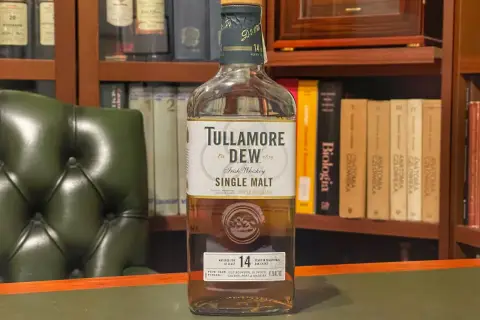 Butelka Tullamore Dew Single Malt 14yo. Czy irlandzka whiskey (pisana przez 'e') jest zawsze łagodniejsza?