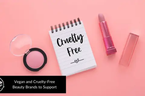 Różowy róż, błyszczyk i szminka na pastelowym tle. Notatnik z napisem "Cruelty Free" podkreśla, że to kosmetyki nietestowane na zwierzętach.