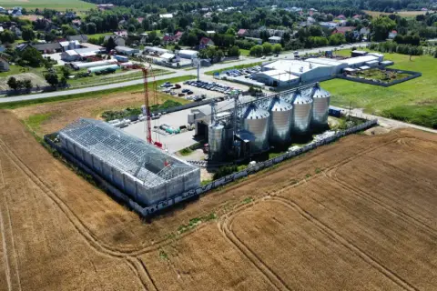 Budowa silosów zbożowych. Rei 60 oznacza klasę odporności ogniowej, co jest ważne dla bezpieczeństwa magazynowania.