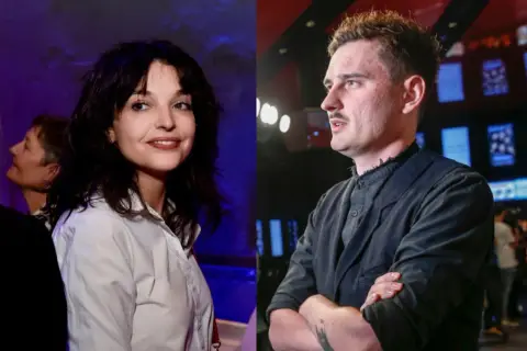 Dawid Podsiadło i jego partnerka, uśmiechnięta kobieta w białej koszuli, obok niego mężczyzna w czarnej marynarce.
