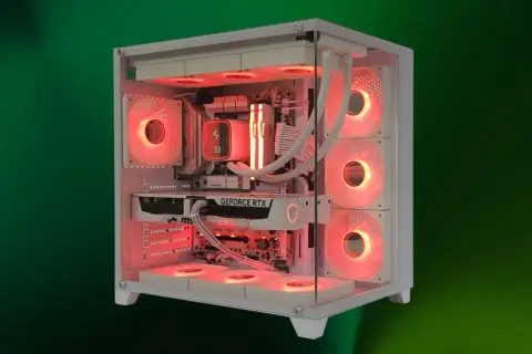 Ein leistungsstarker **PC von innen**, beleuchtet mit rotem Licht. Man sieht Lüfter, eine Grafikkarte und den CPU-Kühler.