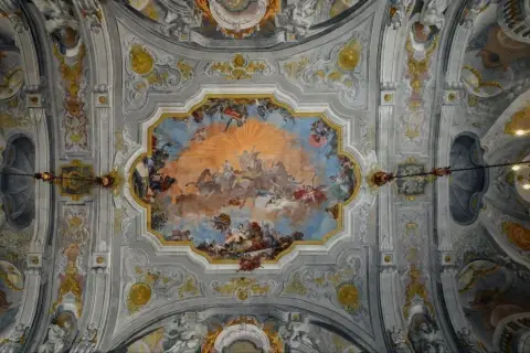 Bogate zdobienia, złote ornamenty i malowidło na sklepieniu ukazujące scenę mitologiczną – to charakterystyczne cechy stylu rokoko.