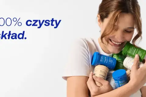 Uśmiechnięta kobieta tuli suplementy formeds. Potwierdza to hasło "100% czysty skład", które jest kluczowe dla formeds opinie.