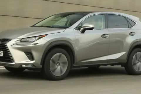 Srebrny Lexus NX 300 w ruchu, z widocznym grillem i reflektorami.