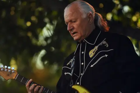 Dick Dale, der Surf-Rock-Pionier, spielt seine goldene E-Gitarre mit Leidenschaft.