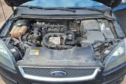 Silnik Ford Focus MK2 1.6 benzyna, widok komory silnika.