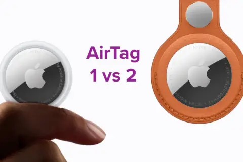 Dwa AirTagi, jeden trzymany w dłoni, drugi w pomarańczowym etui. Pokazują, jak działa AirTag.