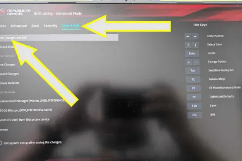 Ekran BIOS z opcją "Save Changes and Exit" podświetloną. Wskazówki dotyczące klawiszy skrótów pomagają w nawigacji.
