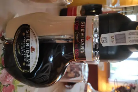 Dwupoziomowy likier Sheridan's z kawą, idealny na specjalne okazje.
