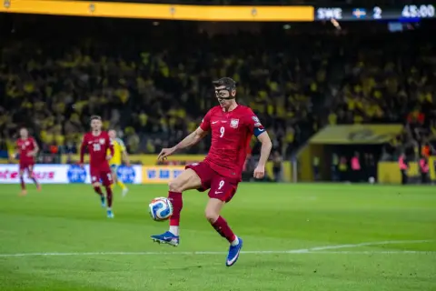 Robert Lewandowski w masce, w akcji dla reprezentacji Polski.