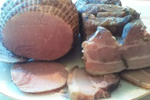 Wędzonki na talerzu, idealne po marynacie do mięsa do wędzenia przepis.