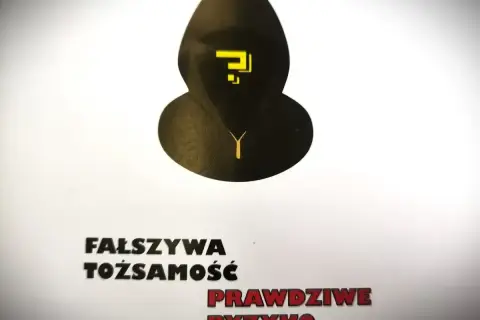 Czarna postać z żółtym znakiem zapytania symbolizuje **catfishing**. Napis głosi: "Fałszywa tożsamość, prawdziwe ryzyko".