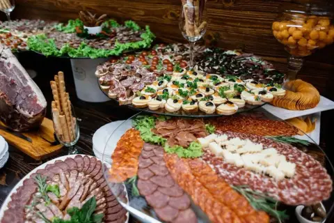 Bogactwo wędlin, serów i przekąsek na wiejski stół. Idealne na każdą okazję, by poczuć smak tradycji.
