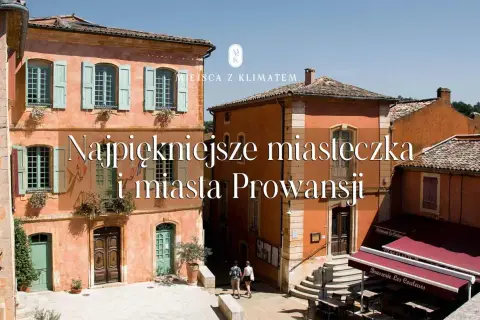 Urokliwe kamienice w **prowansja miasta** z zielonymi okiennicami i drzwiami. W tle restauracja z markizami.