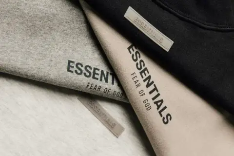 Szare, beżowe i czarne ubrania z logo Essentials. To marka Fear of God, znana z minimalistycznych projektów.