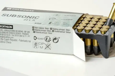 Boîte de munitions 22LR Subsonic de Decathlon. L'achat de munitions est soumis à réglementation.