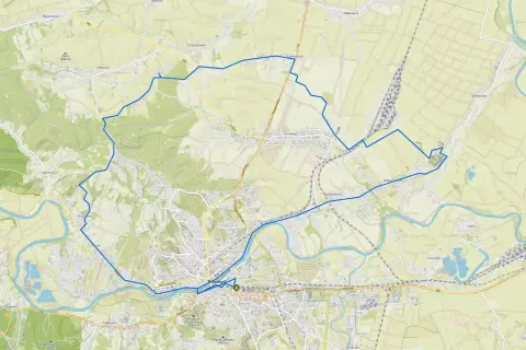 Mapa z zaznaczonymi roztocze trasy rowerowe, prowadzące przez tereny zielone i w pobliżu rzeki.