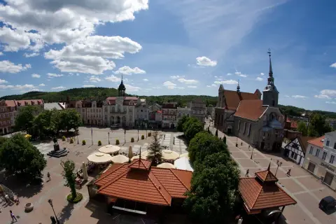 Rynek w Wejherowie z ratuszem i kościołem, idealne miejsce na spacer i odkrywanie atrakcji dla dzieci.