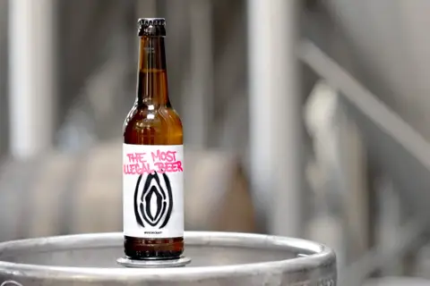 Bouteille de nom de bière "The Most Illegal Beer" avec une étiquette audacieuse et un symbole graphique.