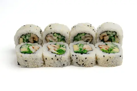 Rząd roladek sushi z ryżem, sezamem i kawałkami unagi, ogórka i awokado.