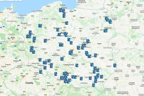 Mapa Polski i okolic z zaznaczonymi miejscami, gdzie są odcinkowe pomiary prędkości.