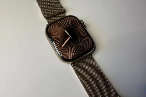 Elegancki zegarek watch os 10 z bransoletą typu mesh i tarczą w kształcie wachlarza.