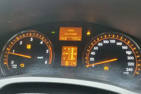 Kontrolki na desce rozdzielczej Toyota T27: CHECK VSC SYSTEM, kontrolka silnika, kontrolka ESP i hamulca. Przebieg 10.5 km.