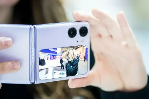 Osoba testuje aparat w nowym składanym telefonie, sprawdzając jego możliwości w kontekście rankingu aparatów w telefonach.
