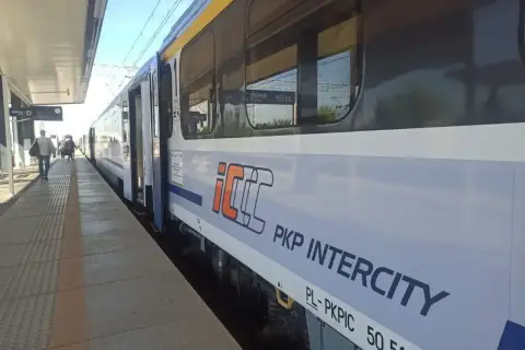 Pociąg PKP Intercity na peronie, gotowy do podróży ze Szczecina do Łodzi.