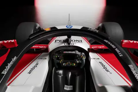 Kokpit bolidu F1 Alfa Romeo. Zastanawiasz się, ile kosztuje bolid F1? To miliony dolarów za maszynę pełną technologii.