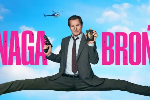 Liam Neeson w filmie "Naga broń" w akcji, z pistoletem i odznaką policyjną. W tle helikopter.