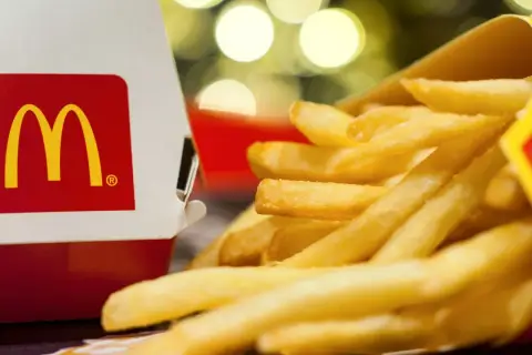 Złociste frytki z McDonald's, idealne na szybką przekąskę. Zastanawiasz się, ile kosztują nowe frytki w McDonald's? Sprawdź ceny!