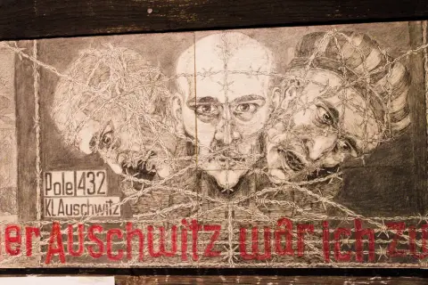 Rysunek trzech twarzy spętanych drutem kolczastym. Napis "KL Auschwitz" i czerwone litery "er Auschwitz war ich". To nie są tylko słowa, to historia.