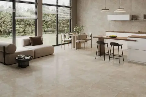 Jasna, przestronna kuchnia i salon z widokiem na las. Podłoga z jasnej terakoty, co to za materiał, nadaje wnętrzu elegancji.