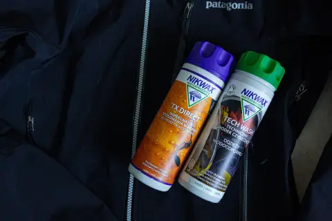 Dwa preparaty Nikwax na czarnej kurtce Patagonia. Jak prać Gore-Tex? Użyj Tech Wash do czyszczenia i TX.Direct do impregnacji.